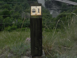 Cippo n.1 del Belvedere Alto, sopra precipizio su fondovalle (31287 bytes)